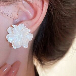 NWT Elegant White Floral Earrings
